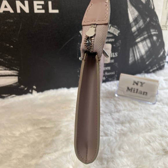 Louis Vuitton
Pochette Accessoires Epi Leather - Picture 4 of 9